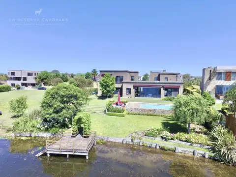 Casa en Venta con 2 cocheras