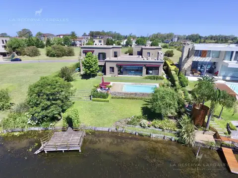 Casa 9 ambientes con 6 baños