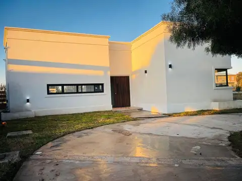 Venta de casa en una planta en San Ramiro - Pilar del Este