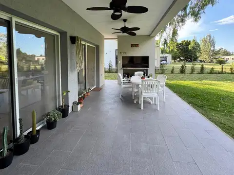 HERMOSA CASA EN BARRIO CERRADO MIRALAGOS EN LA PLATA U$S 215.000.-