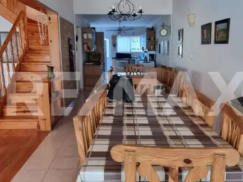 Casa 8 ambientes con 2 baños
