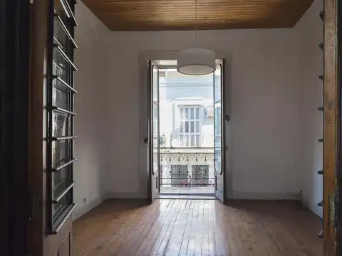 PH de 5 ambientes c/ galería y balcón corrido.