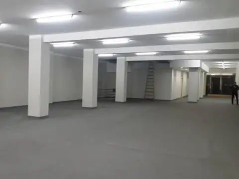 EXCELENTE EDIFICIO DE OFICINAS - ALQUILER