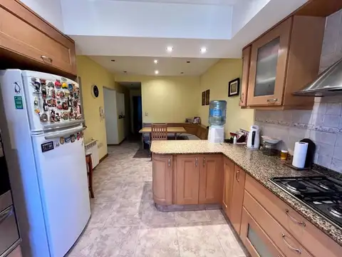 Casa en Venta con 3 cocheras