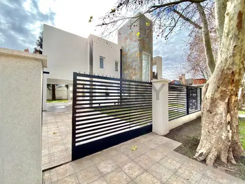 Del Facón 700, Piso 0