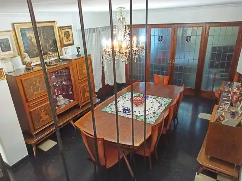 Casa 10 ambientes con 4 baños