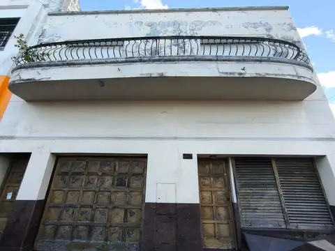 Casa a refaccionar en lote propio, multifamiliar.