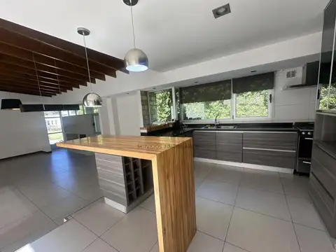 Casa 4 ambientes con 3 baños