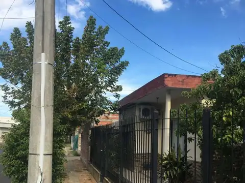 CASA 4 AMBIENTES Y COCHERAS.-