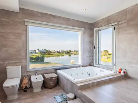 Casa 6 ambientes con 4 baños