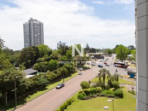 Apartamento en Venta de 3 dormitorios y servicio , Punta del este