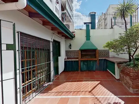 Departamento 4 ambientes con 2 patios, parrilla y cochera