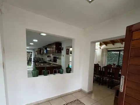 HERMOSA CASA MODERNA CON PILETA SOBRE 3 LOTES EN RANELAGH U$S 190.000.-