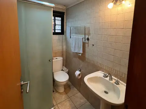 HERMOSA CASA MODERNA CON PILETA SOBRE 3 LOTES EN RANELAGH U$S 190.000.-