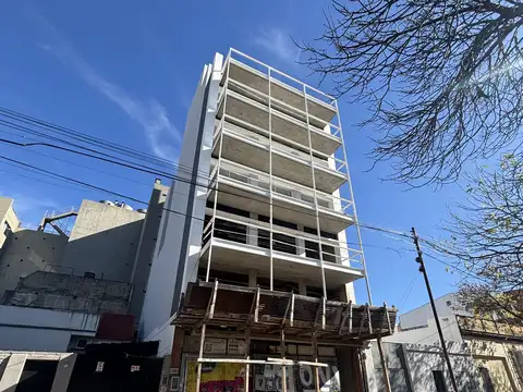 Monoambiente súper luminoso con balcón – 5° piso al frente