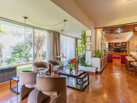 Casa 8 ambientes con 4 baños