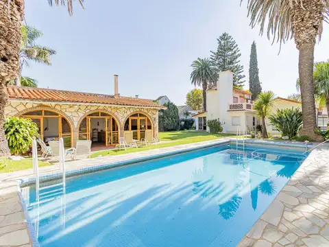 Casa en lo mejor de  Banfield sobre espectacular lote triple frente