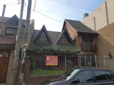 Importante chalet Ramos Mejia con pileta climatizada