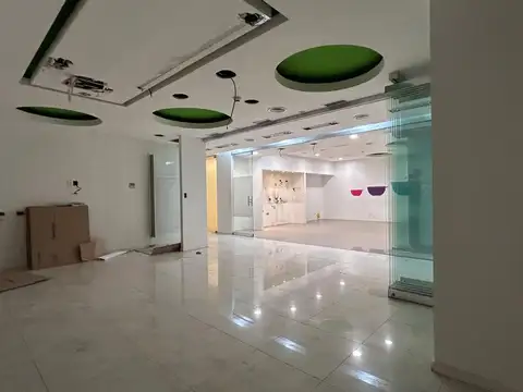 Local sobre Av Santa Fe. Barrio Norte