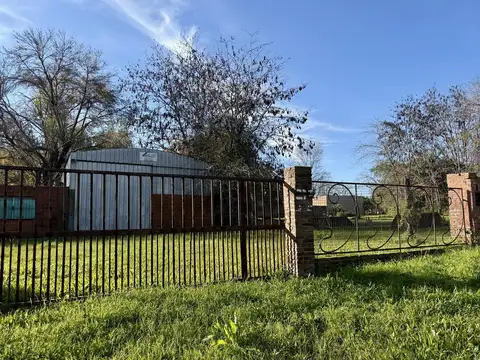 Terreno en Venta. Galpón   Lote. Sup. Total de 727 m2. Con escritura. Centro Campana