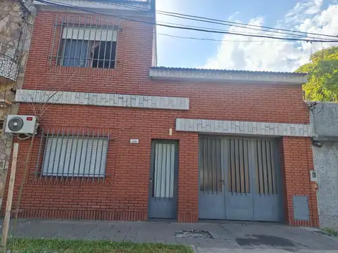 Venta casa 3 dormitorios con cochera Barrio Esp, y Hosp.
