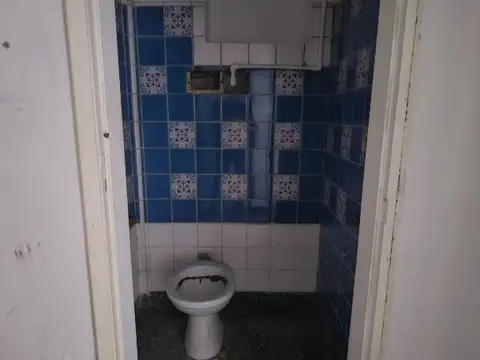 Excelente Local sobre Avenida