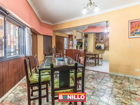 Casa 6 ambientes con 2 baños