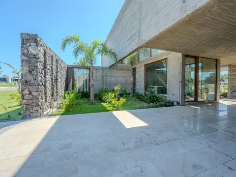 Casa en Venta con 4 cocheras