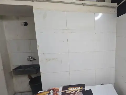 Local sobre Avenida Marquez a mts banco provincia