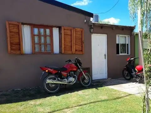 Casa en venta - 2 Dormitorios 1 Baño 1 Cochera - 290Mts2 - Las Flores