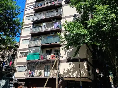 VENTA 2 ambientes al frente electrico en La boca.