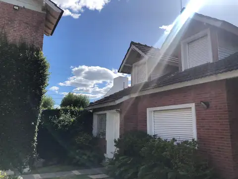 Casa 4 ambientes con 4 baños