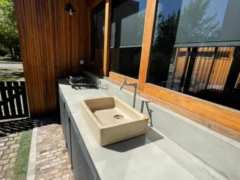 Casa 4 ambientes con 2 baños