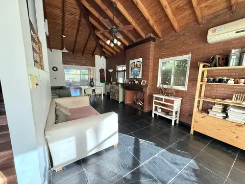 Casa 6 ambientes con 2 baños