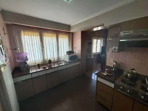 Excelente chalet en una plata, con jardín + depto 2 amb al fondo