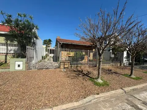 Excelente chalet en una plata, con jardín + depto 2 amb al fondo
