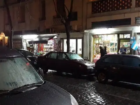 EXCELENTE LOCAL A METROS AVENIDA RIVADAVIA AL 4300