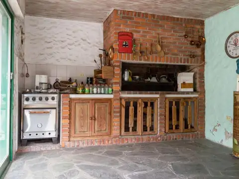 Miguel Calderon e/ Brandsen y Coronel Suarez