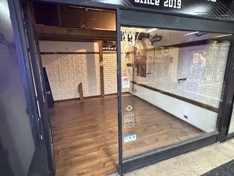 LOCAL EN GALERIA EDEN. MORON CENTRO