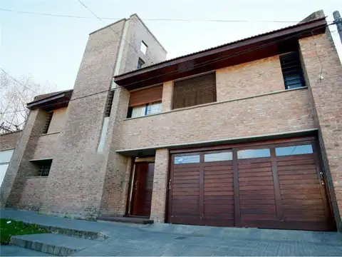 Casa en venta - 3 dormitorios 2 baños - 2 Cocheras - 180mts2 - La Plata