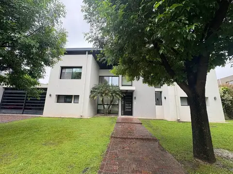 CASA DE 5 AMBIENTES EN VENTA EN TERRAVISTA