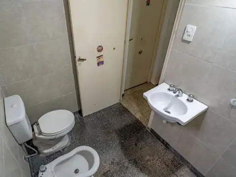 Casa 7 ambientes con 2 baños