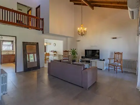 Casa 6 ambientes con 2 baños