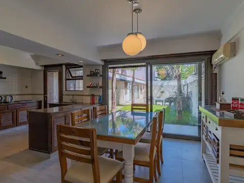 Excelente chalet en barrio San Carlos, sobre Av. Paso. TOUR VIRTUAL. VENDIDO