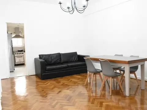 Amplio Departamento de 3 ambientes con balcón AV. Rivadavia