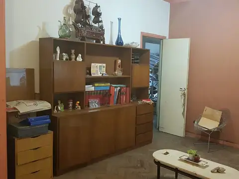 3 ambientes en 1er piso con patio, al contrafrente. A refaccionar