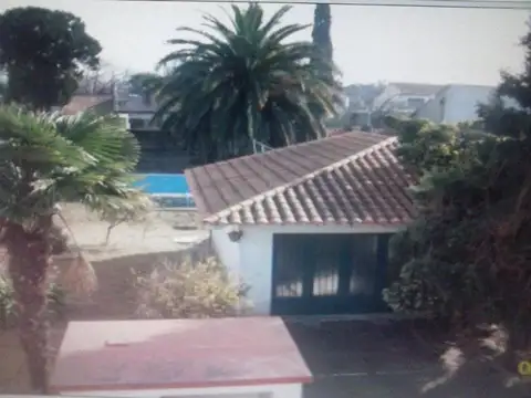 CASA EN VENTA DE 2 PLANTAS CON FONDO Y PILETA