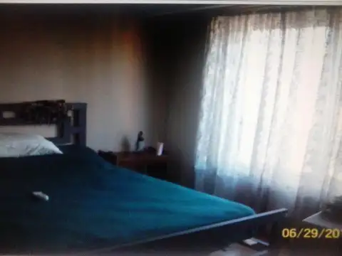 CASA EN VENTA DE 2 PLANTAS CON FONDO Y PILETA