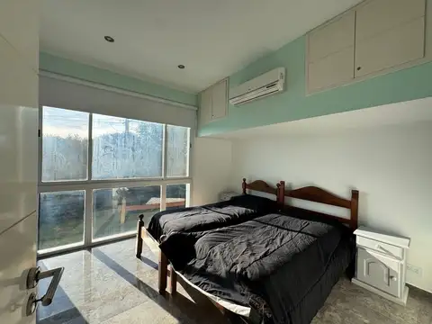 Casa en Alquiler con 3 cocheras