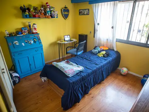 CASA CON PARQUE Y PILETA EN BARRIO PARQUE BERNAL